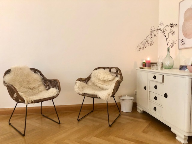 Zwei gemütliche Stühle einladend für ein Gespräch einer Psychotherapie. 